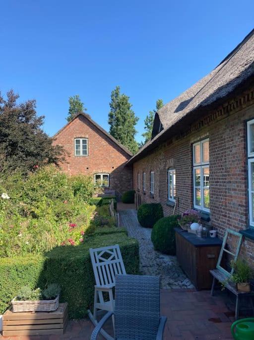 Idylle Unter Reet, Gemuetliche Ferienwohnug Apartment Haseldorf Bagian luar foto